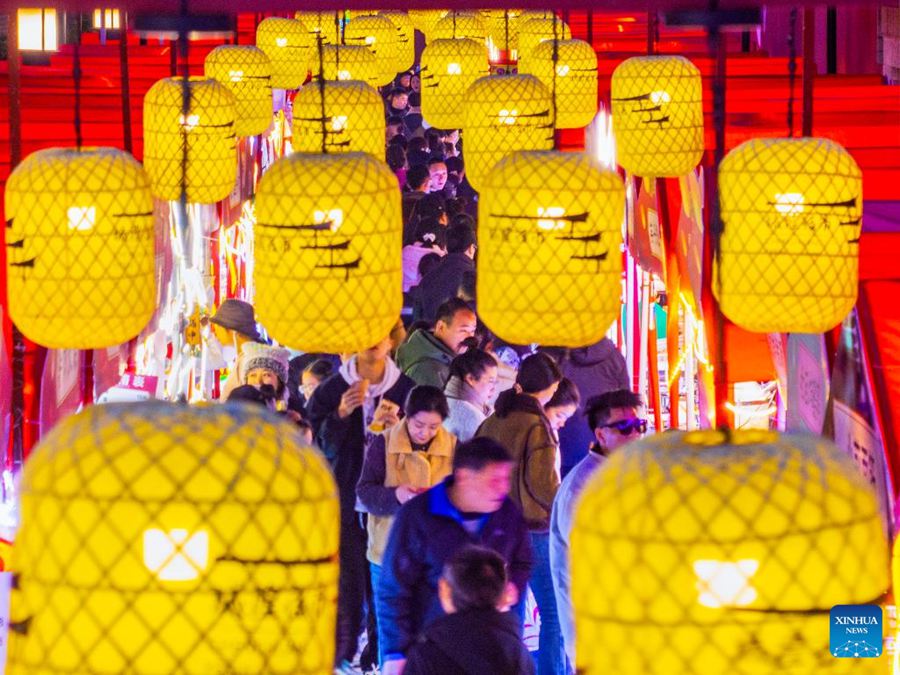 Cina, lanterne e luci per la prossima Festa di Primavera