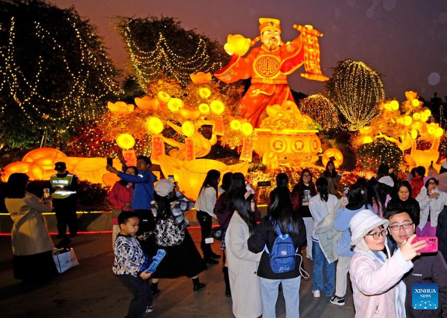 Cina, lanterne e luci per la prossima Festa di Primavera