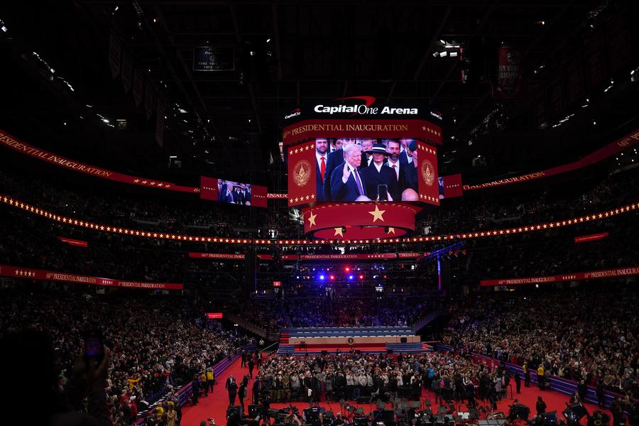 Persone guardano la trasmissione della cerimonia di inaugurazione del 47° presidente degli Stati Uniti all'Capital One Arena di Washington, D.C., Stati Uniti. (20 gennaio 2025 - Xinhua/Wu Xiaoling)