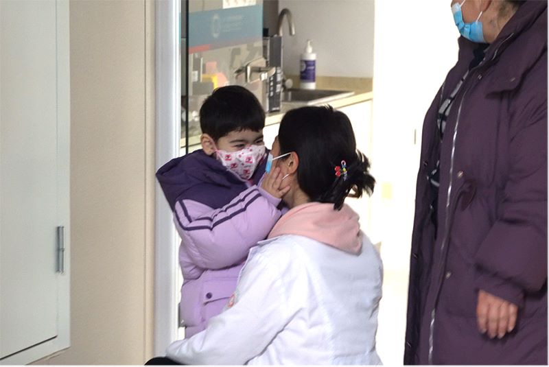 Tre "mamme" del Zhejiang e una bambina dello Xinjiang