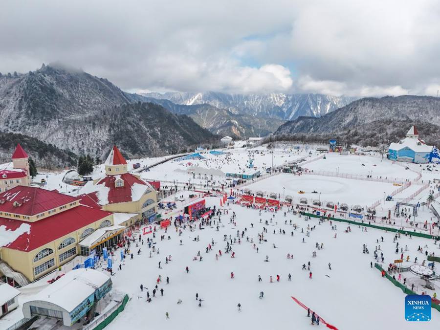 Sichuan attira turisti e appassionati di sport sulla neve con ricche risorse di ghiaccio e neve
