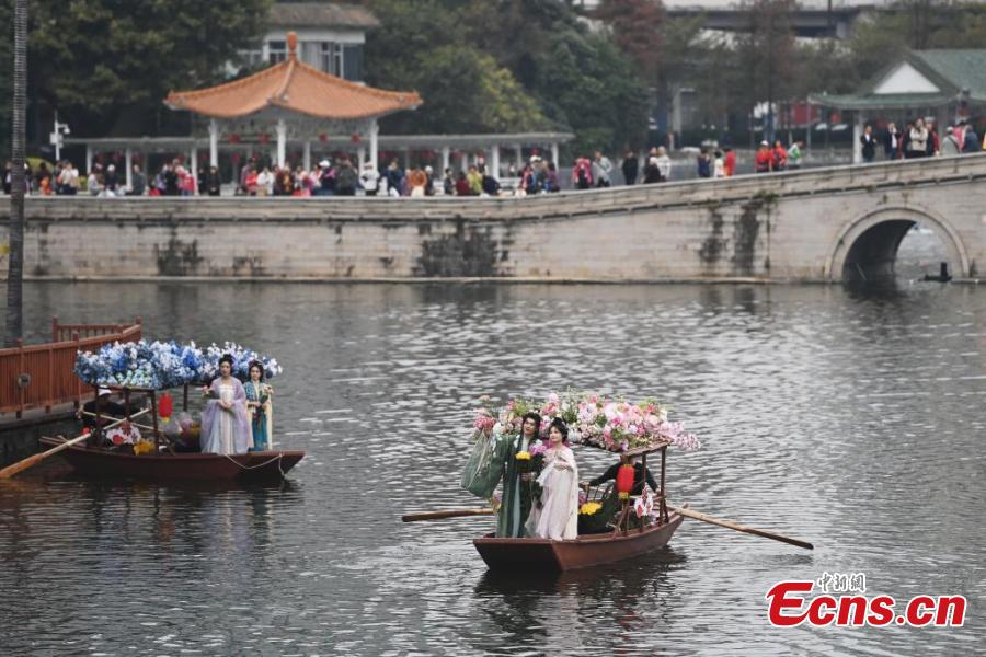 Artisti in abiti tradizionali cinesi "hanfu" si esibiscono su barche nel Lago Liwan a Guangzhou, nella provincia meridionale cinese del Guangdong. (22 gennaio 2025 - China News Service/Chen Chuhong)