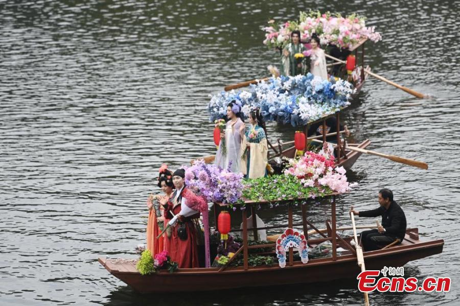Scene vivaci dai mercati antichi dei fiori sull'acqua