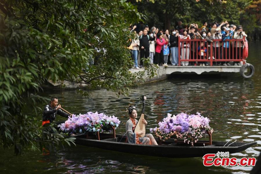 Scene vivaci dai mercati antichi dei fiori sull'acqua