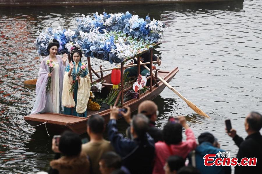 Scene vivaci dai mercati antichi dei fiori sull'acqua