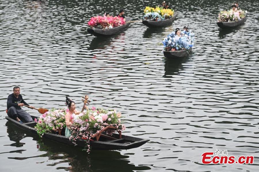 Scene vivaci dai mercati antichi dei fiori sull'acqua