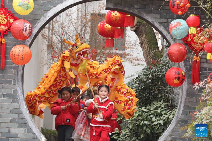 Gente in tutta la Cina celebra le tradizioni prima del Capodanno Cinese