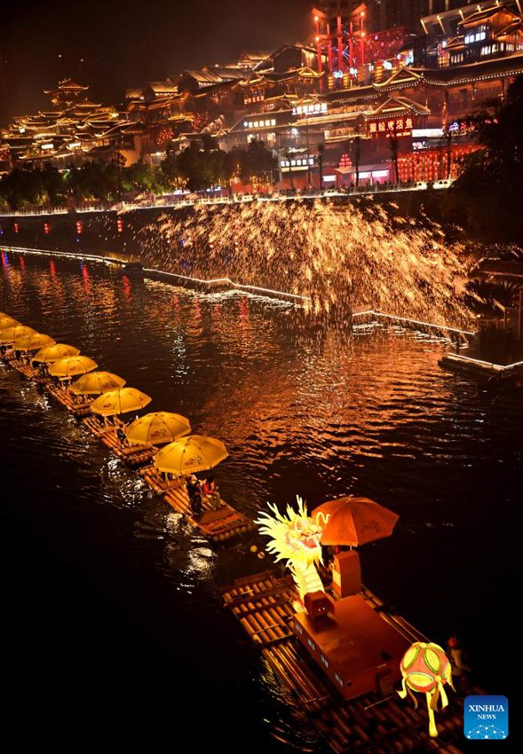 Gente in tutta la Cina celebra le tradizioni prima del Capodanno Cinese