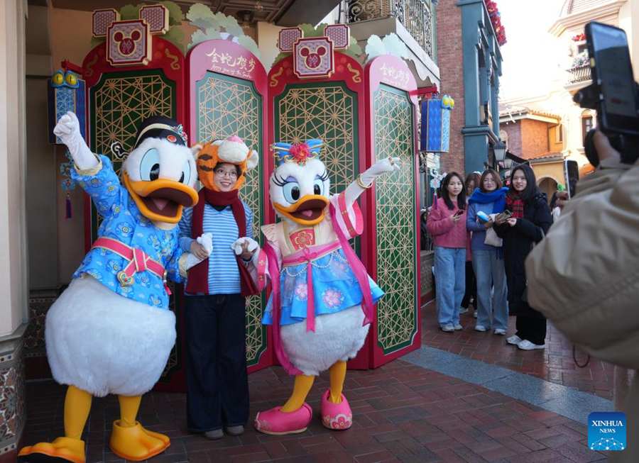 Gente in tutta la Cina celebra le tradizioni prima del Capodanno Cinese