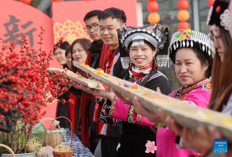 Gente in tutta la Cina celebra le tradizioni prima del Capodanno Cinese