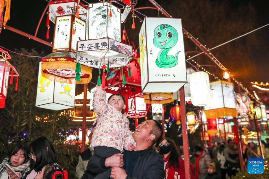 Turisti assistono a uno spettacolo di lanterne fatte a mano nella contea di Longxi, nella provincia del Gansu, nord-ovest della Cina. (22 gennaio 2025 - Xinhua/Lang Bingbing)
