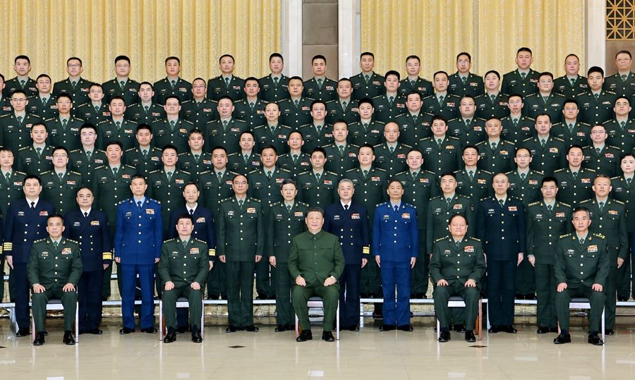 Xi Jinping visita le truppe e fa gli auguri a tutti i membri delle truppe