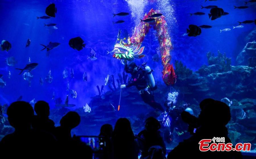 Hubei, messa in scena danza subacquea del drago per accogliere la Festa della Primavera