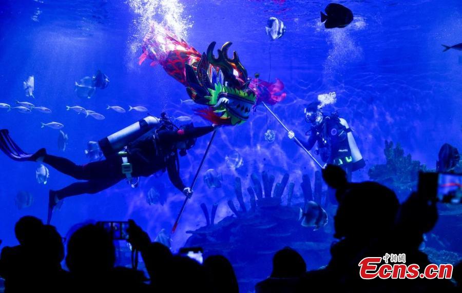 Hubei, messa in scena danza subacquea del drago per accogliere la Festa della Primavera