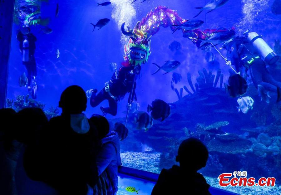 Hubei, messa in scena danza subacquea del drago per accogliere la Festa della Primavera