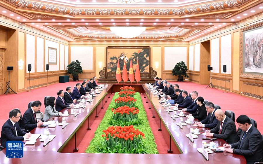 Colloquio tra Xi Jinping e il Presidente kirghiso
