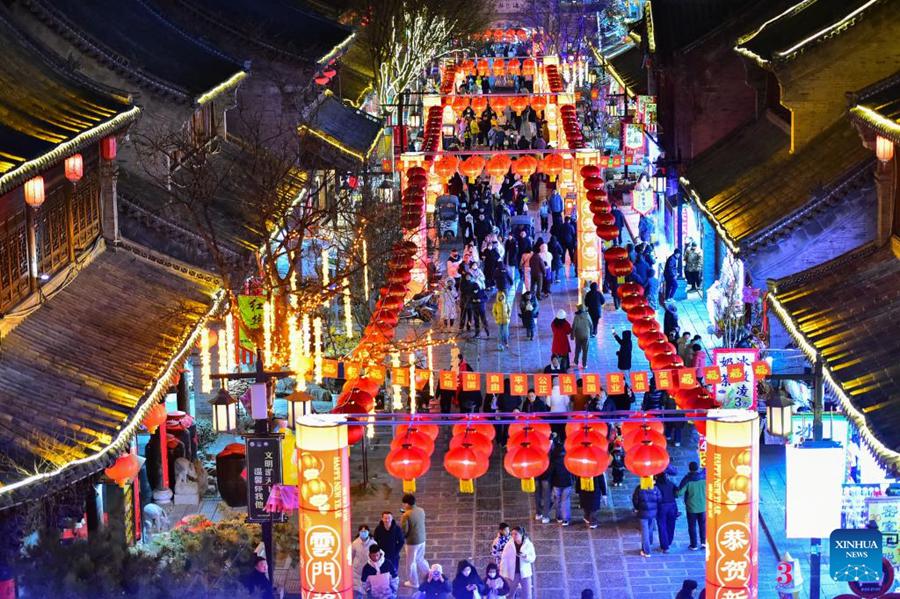 Turisti visitano un luogo panoramico nella città di Qingzhou, nella provincia dello Shandong, Cina orientale. (4 febbraio 2025 - Xinhua/Wang Jilin)