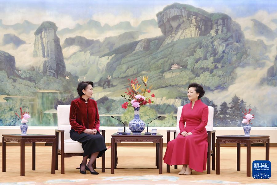 Peng Liyuan incontra la First Lady del Kirghizistan, Aigul Japarova