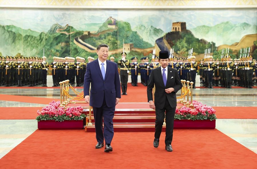 Xi Jinping incontra il sultano del Brunei