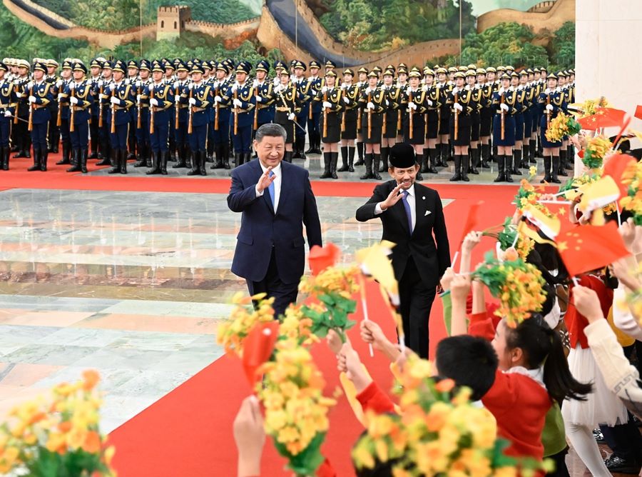Xi Jinping incontra il sultano del Brunei