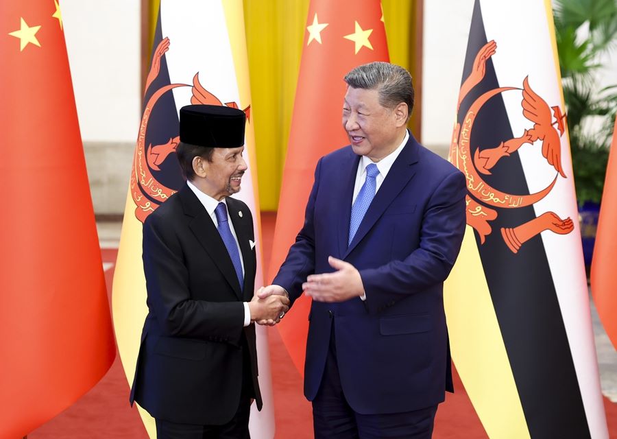 Xi Jinping incontra il sultano del Brunei