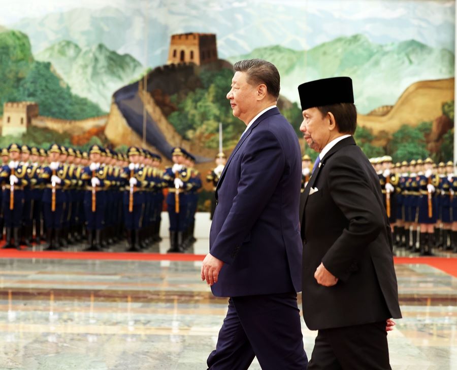 Xi Jinping incontra il sultano del Brunei
