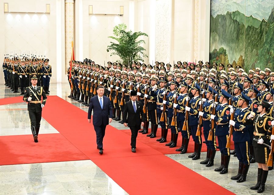 Xi Jinping incontra il sultano del Brunei