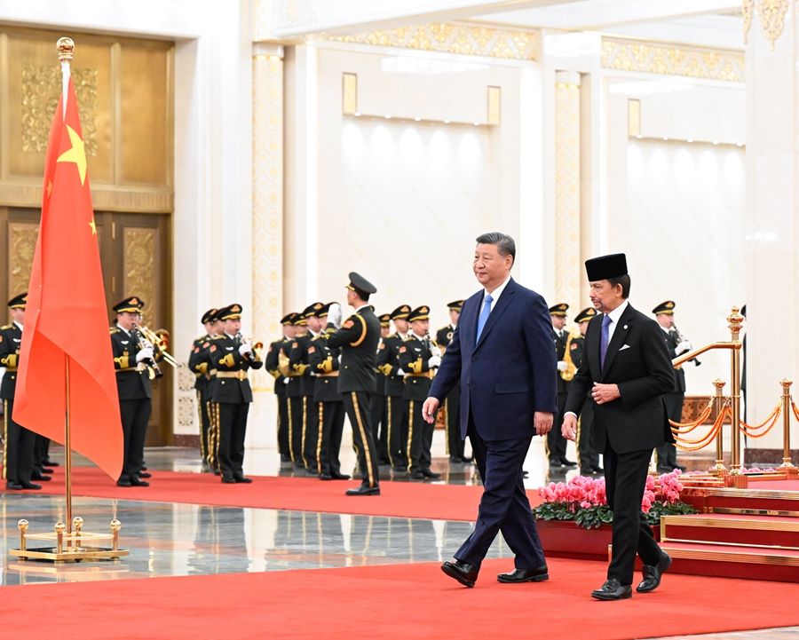 Xi Jinping incontra il sultano del Brunei