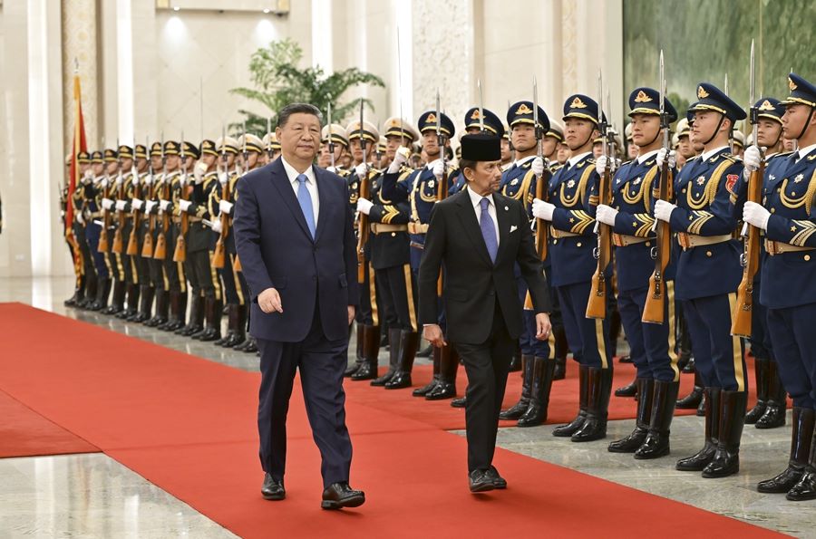 Xi Jinping incontra il sultano del Brunei