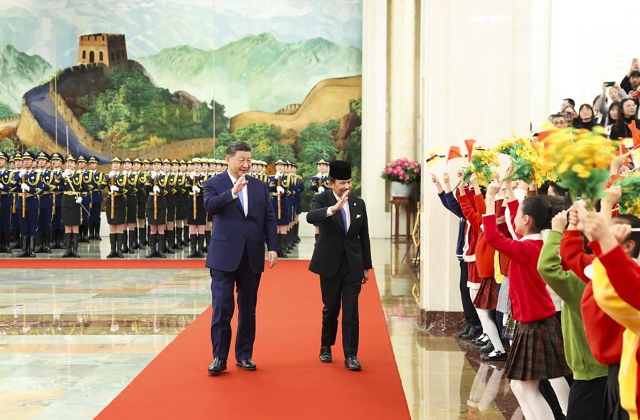 Xi Jinping incontra il sultano del Brunei