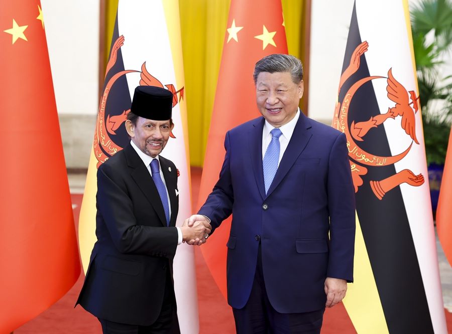 Xi Jinping incontra il sultano del Brunei