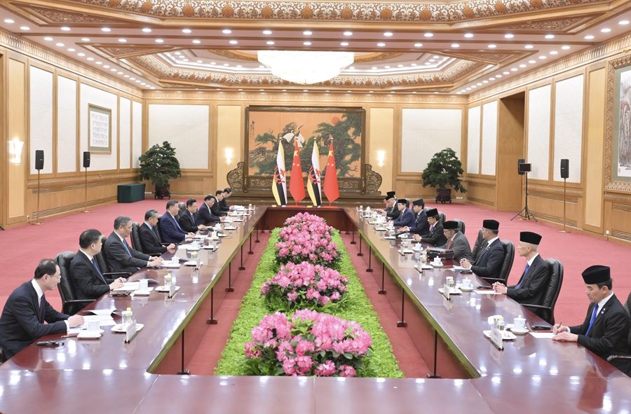 Xi Jinping incontra il sultano del Brunei