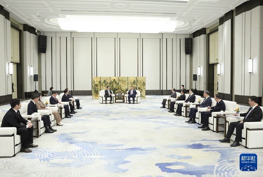 Xi Jinping incontra Woo Won-shik
