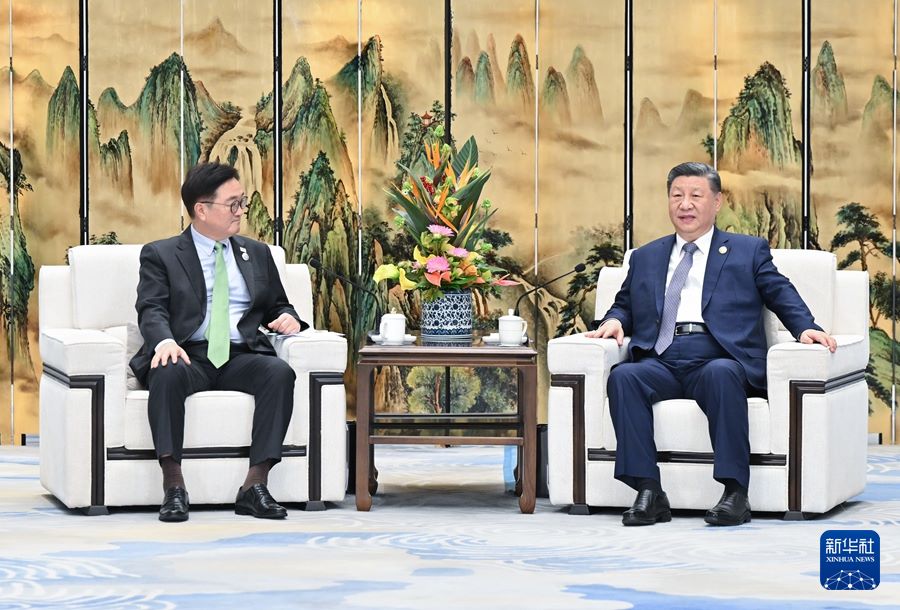 Xi Jinping incontra Woo Won-shik