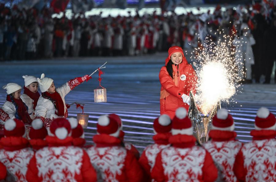 La tedofora Zhang Hong accende il calderone all'Harbin Ice and Snow World Park durante la cerimonia di apertura. (7 febbraio 2025 - Xinhua/Li Yibo)