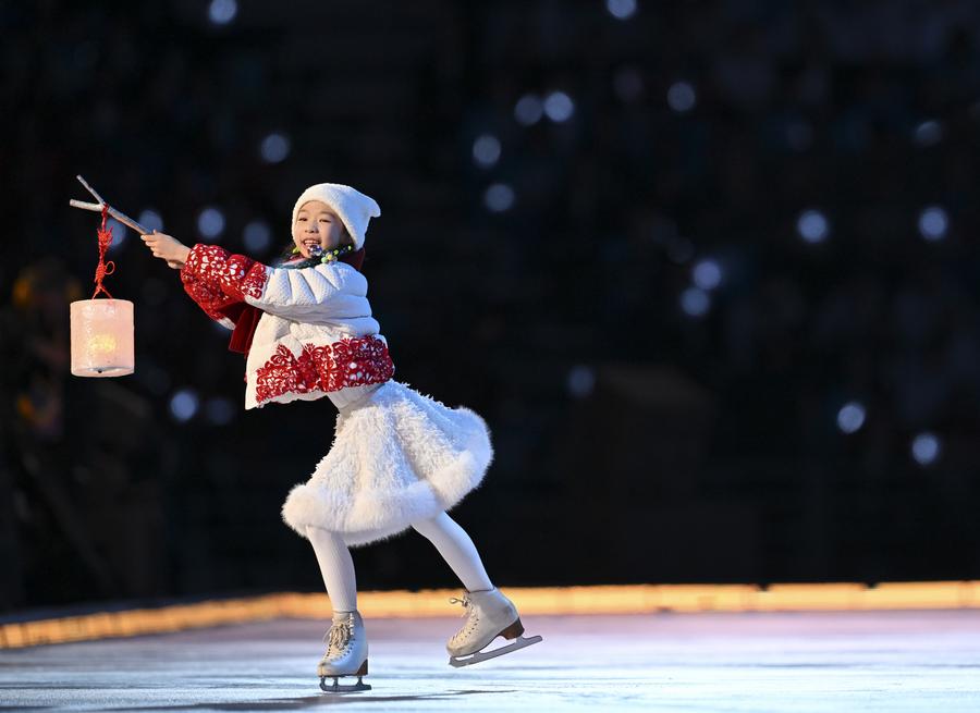 Una bambina con in mano una lanterna si esibisce durante la cerimonia di apertura. (7 febbraio 2025 - Xinhua/Jiang Han)