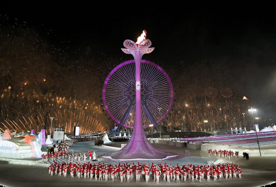 Il calderone viene acceso all'Harbin Ice and Snow World Park durante la cerimonia di apertura. (7 febbraio 2025 - Xinhua/Li Yibo)
