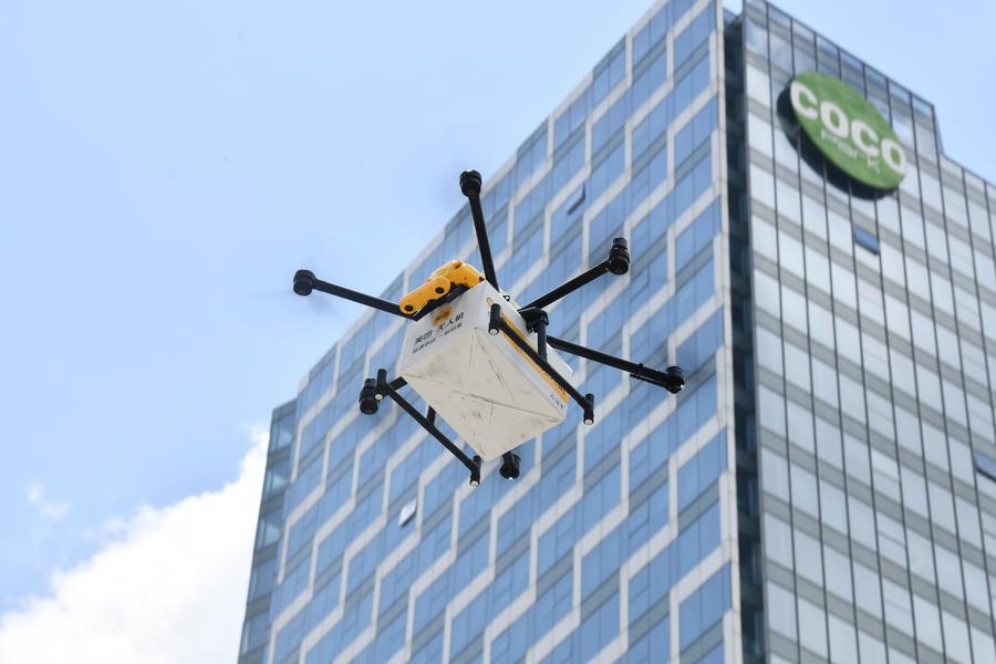 Un drone per la consegna di cibo a Shenzhen. (15 agosto 2023 - Xinhua/Liang Xu)