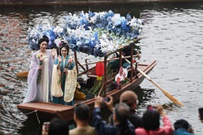 Scene vivaci dai mercati antichi dei fiori sull'acqua