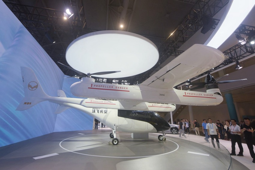 Il velivolo elettrico a decollo e atterraggio verticale (eVTOL) AE200 esposto alla terza Global Digital Trade Expo tenutasi a Hangzhou, nella provincia orientale cinese del Zhejiang. (25 settembre 2024 - Quotidiano del Popolo Online/Long Wei)