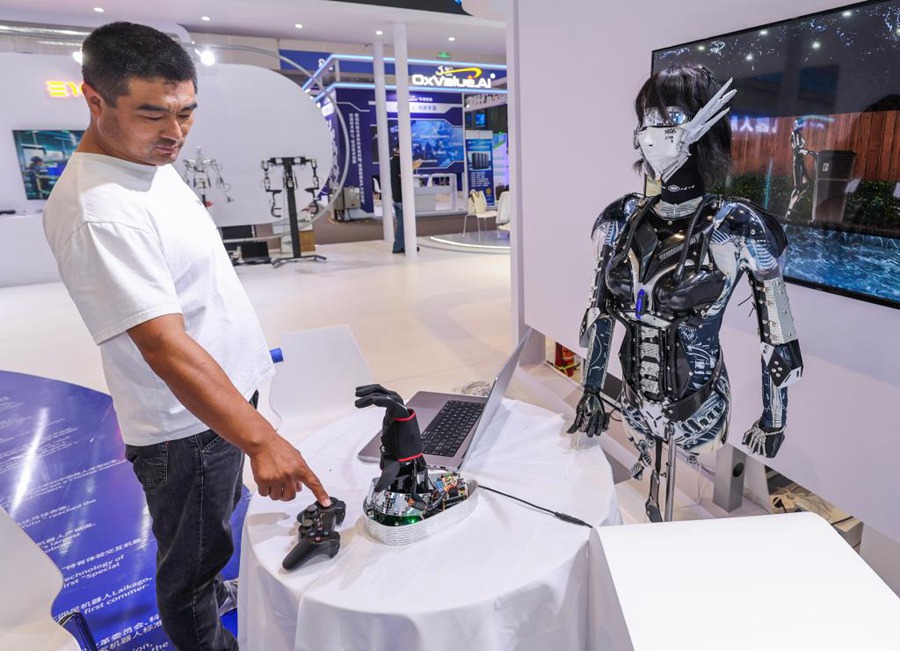 Area espositiva dei robot umanoidi della terza Global Digital Trade Expo di Hangzhou, nella provincia orientale cinese del Zhejiang. (25 settembre 2024 - Xinhua/Xu Yu)