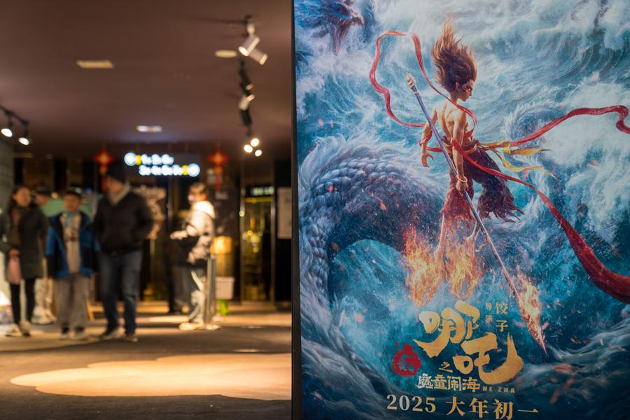  Poster di Ne Zha 2 in un cinema di Kunming, nella provincia sud-occidentale cinese dello Yunnan. (3 febbraio 2025 - Xinhua/Peng Yikai)