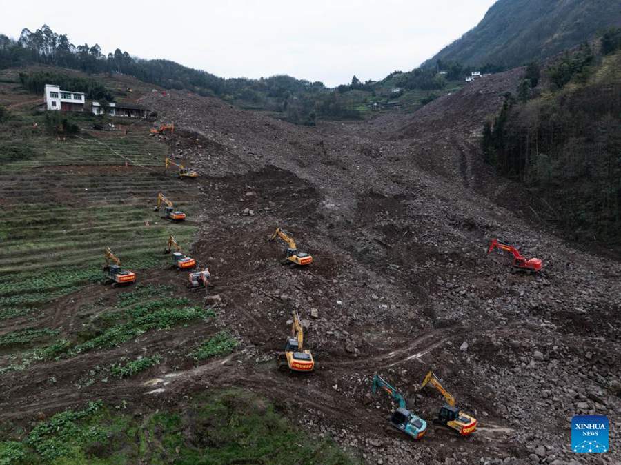 Vista aerea degli escavatori al lavoro nel sito di soccorso nella contea di Junlian, nella città di Yibin, nella provincia sud-occidentale del Sichuan. (10 febbraio 2025 - Xinhua/Jiang Hongjing)