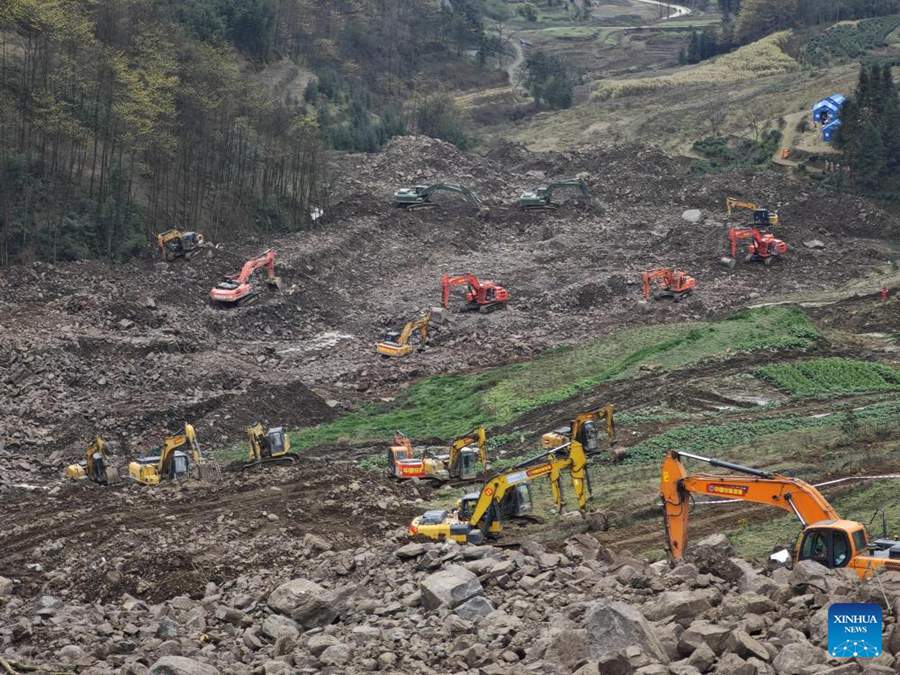 Continuano gli sforzi di soccorso nel villaggio nel sud-ovest della Cina colpito da una frana