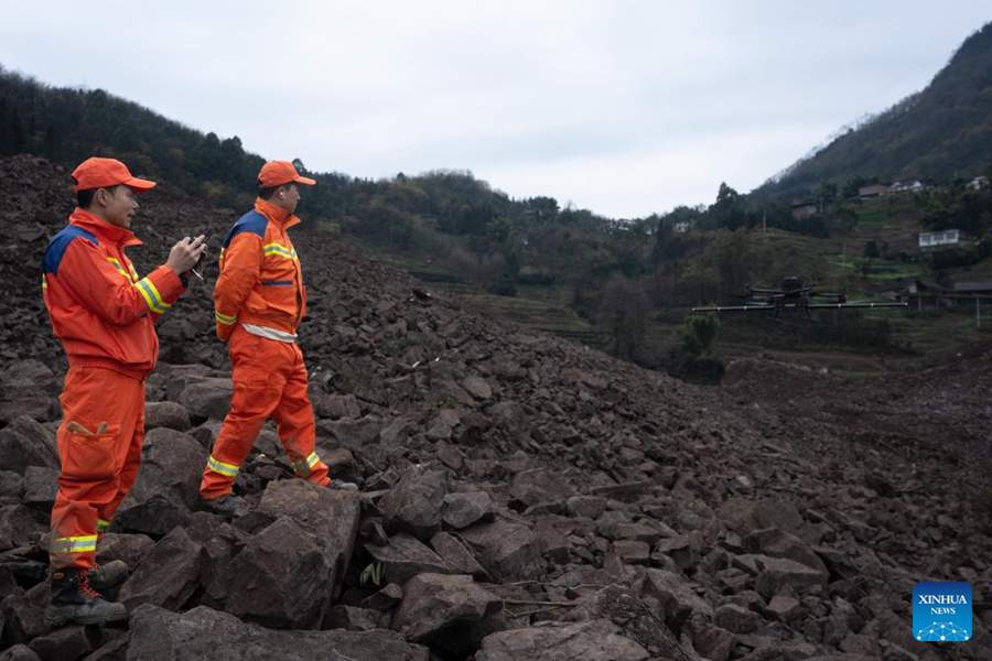 Continuano gli sforzi di soccorso nel villaggio nel sud-ovest della Cina colpito da una frana