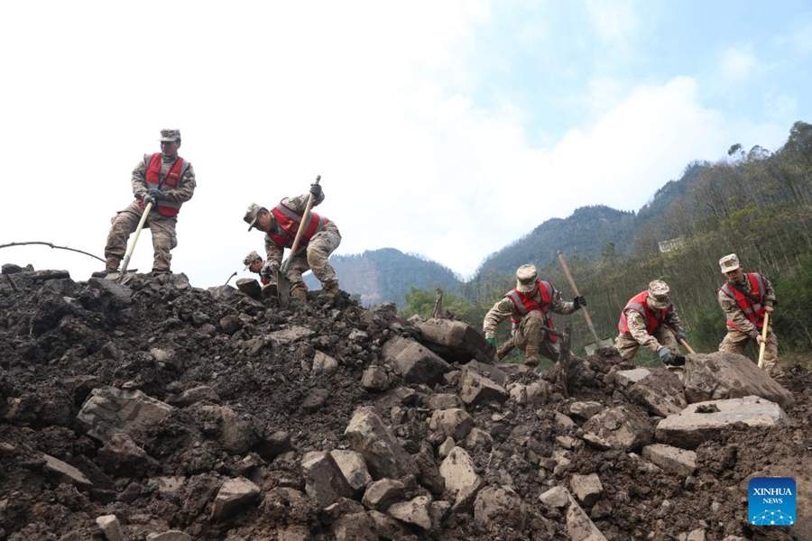 Continuano gli sforzi di soccorso nel villaggio nel sud-ovest della Cina colpito da una frana
