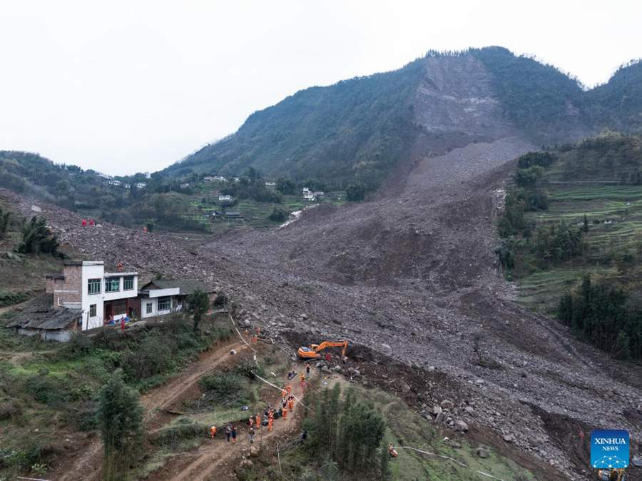 Continuano gli sforzi di soccorso nel villaggio nel sud-ovest della Cina colpito da una frana