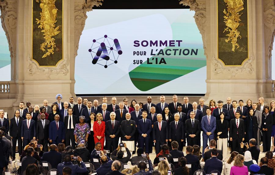 Il rappresentante speciale del Presidente cinese Xi Jinping, Zhang Guoqing, membro dell'Ufficio Politico del Comitato Centrale del Partito Comunista Cinese e vice premier del Consiglio di Stato, posa per una foto di gruppo con capi di Stato e di governo e rappresentanti di alto livello di oltre 30 Paesi, insieme a leader di organizzazioni internazionali, dopo il Summit per l'Azione sull'IA a Parigi. (11 febbraio 2025 - Xinhua/Gao Jing)
