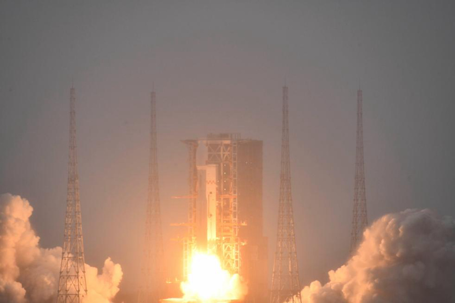 Un gruppo di satelliti in orbita terrestre bassa viene lanciato a bordo di un razzo vettore Long March-8A dal sito di lancio spaziale di Wenchang, nella provincia di Hainan, Cina meridionale. (11 febbraio 2025 - Xinhua/Zhang He)