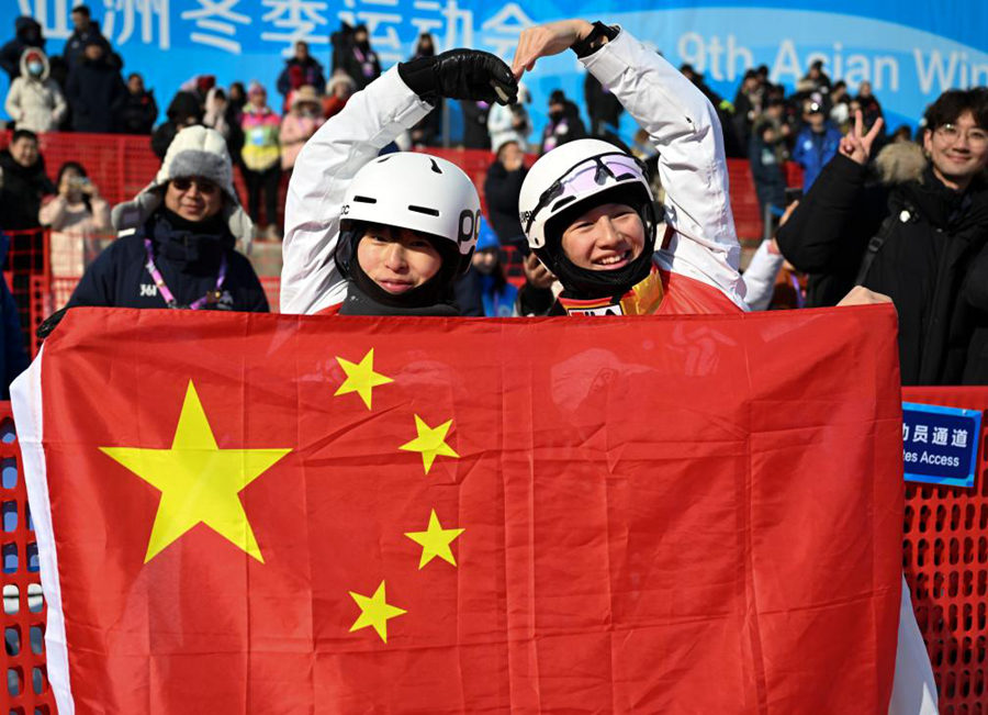 Feng Junxi/Wang Xue (a sinistra) della Cina festeggiano dopo la finale femminile di sci freestyle sincronizzato ai IX Giochi Asiatici Invernali a Yabuli, nella provincia nord-orientale cinese dello Heilongjiang. (11 febbraio 2025 - Xinhua/Zhang Chenlin)